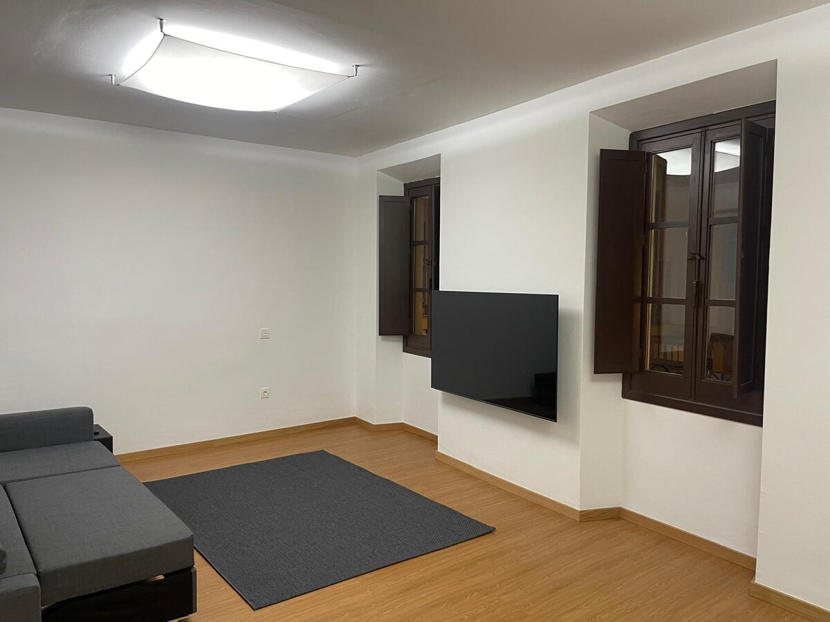 Popular Airbnb listing: RT74 Rodrigo de Triana with parking option. in Triana Casco Antiguo