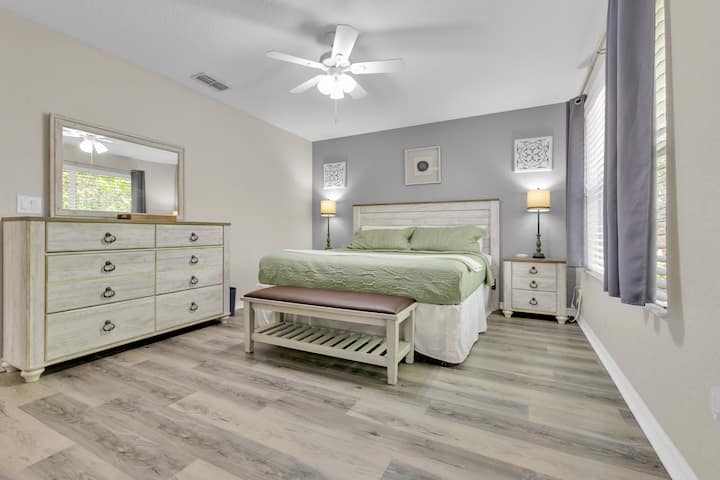 Hlavná spálňa je oddychovým útočiskom s pohodlnou posteľou, inteligentnou televíziou a vlastnou kúpeľňou – ideálnou na oddych.