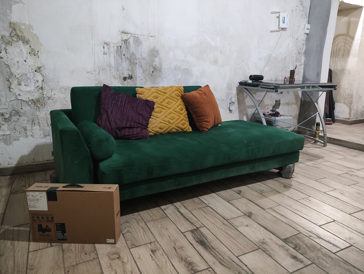 يوجد في الإقامة أريكة كاما ومهاجم زجاجي يمكن استخدامه كمساحة عمل. يوجد مودم الإنترنت في هذا المسكن بحيث يكون لديك إشارة جيدة ويمكنك رؤية المفتاح.