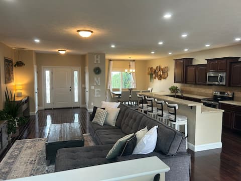 "LightHouse Point" Luxury Home with Hot Tub & Gym!