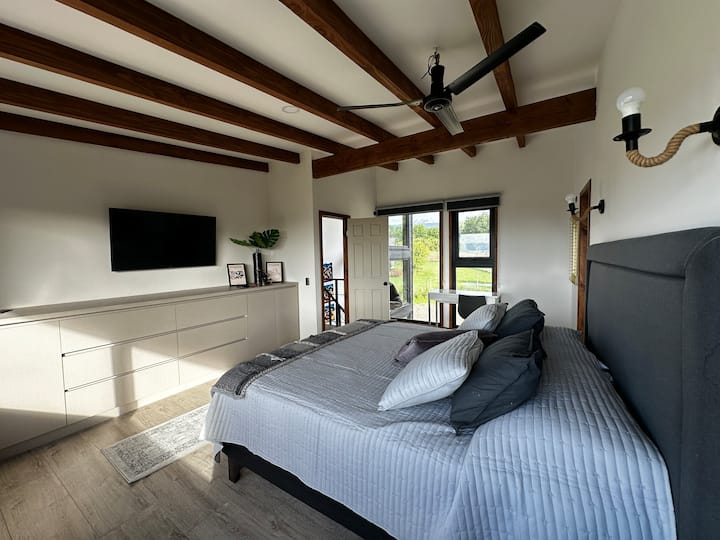 Glavna soba s hodnikom i kupaonicom . From the house # 1 .Posee Aire Acondicionado 