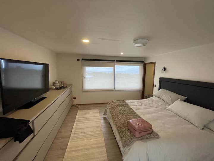 Glavna spavaća soba u kući br. 2. Spavaća soba s privatnom kupaonicom. Uključuje radni stol sa zaslonom. TV 42. Klima-uređaj. Ormar