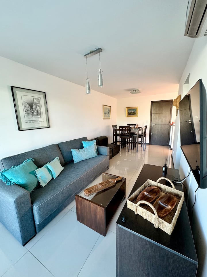 เตียงสี่เหลี่ยมจัตุรัสและอาร์มแชร์ครึ่งเตียงเหมาะสำหรับ 2 คนขนาดกลาง 