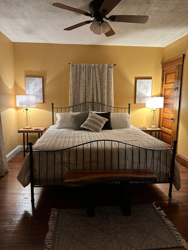 Главен апартман со брачен кревет (широк 150-179 см) и удобен душек. 