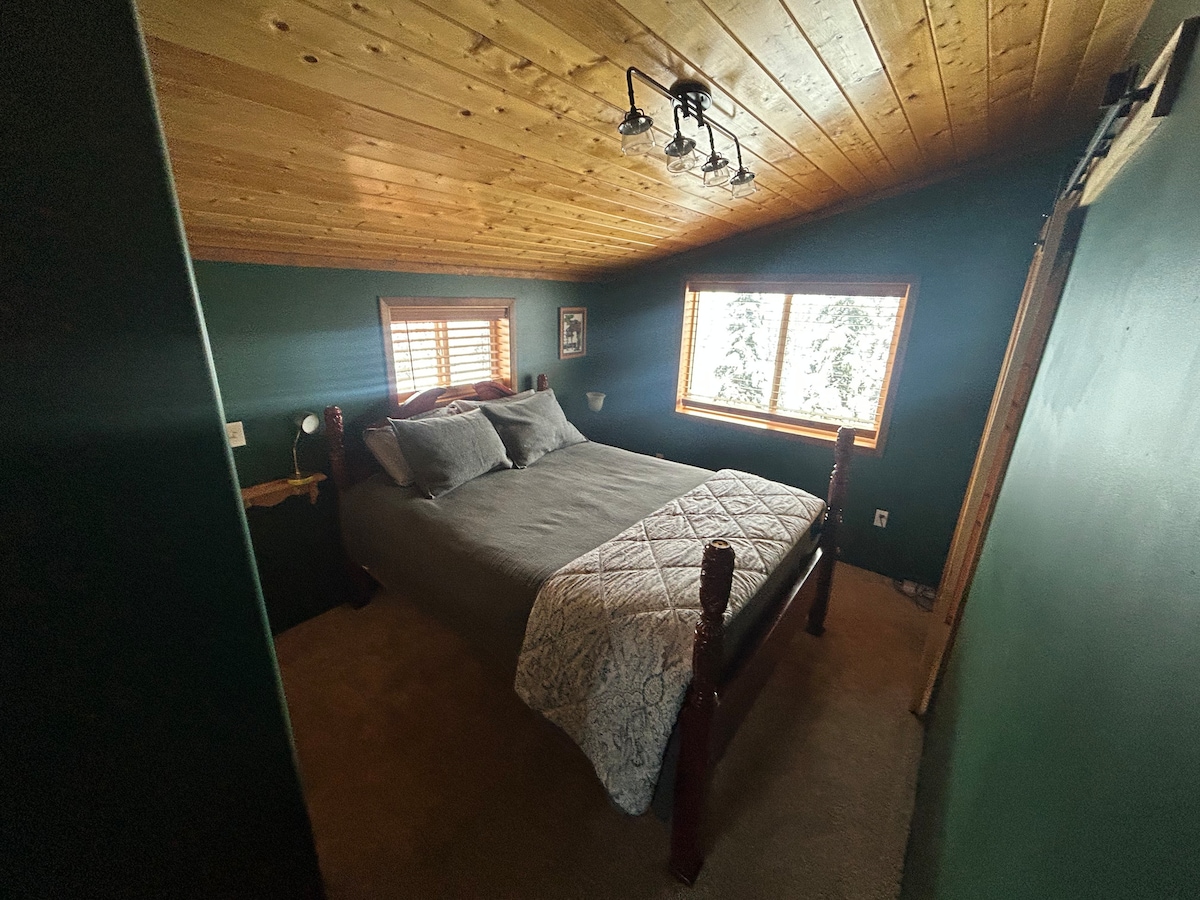 Ლამაზი საწოლი 152 × 203 სმ დიდი ფანჯრებით