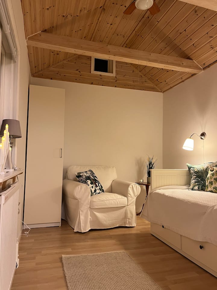  舒适的2人房……通往带吊扇的屋顶 