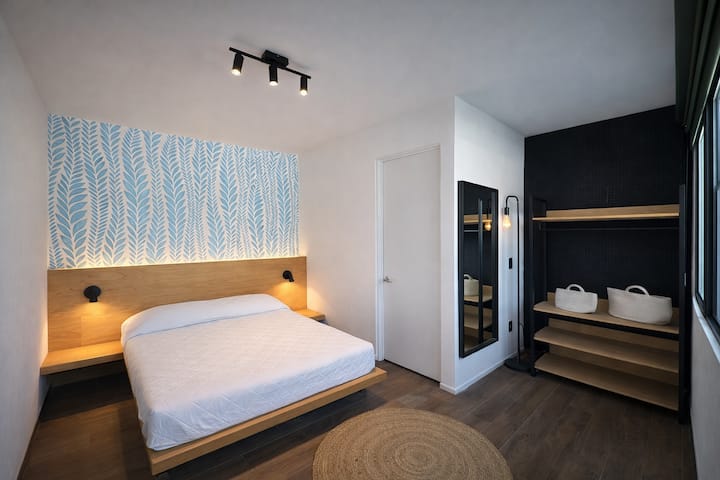 غرفة واسعة بسرير مزدوج وحمام خاص.