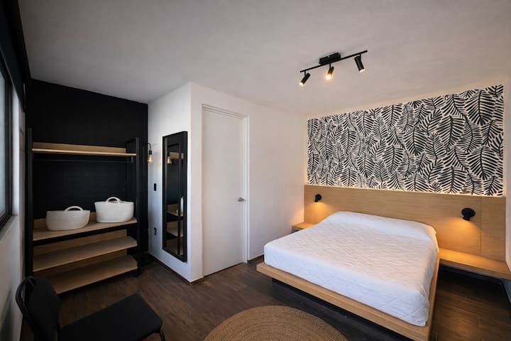 غرفة واسعة بسرير مزدوج وحمام خاص.