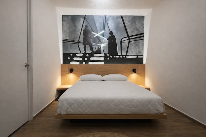 غرفة بسرير مزدوج وحمام خاص. #منطقة حرب النجوم 