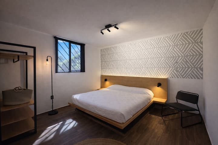 غرفة بسرير بمقاس كينج وحمام خاص.