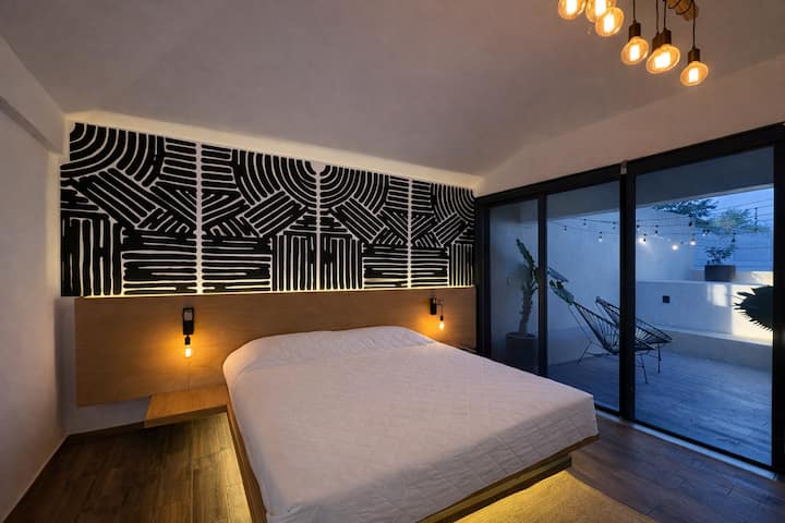 غرفة بحجم كينج مع تراس خاص وجاكوزي.