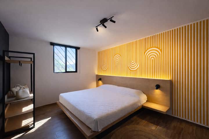 غرفة كبيرة بسرير بمقاس كينج وحمام خاص.