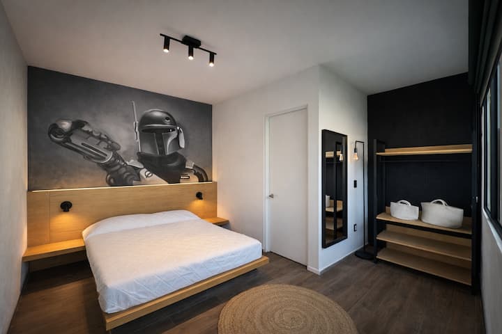 غرفة واسعة بسرير مزدوج وحمام خاص. مثالي إذا كنت من محبي حرب النجوم!