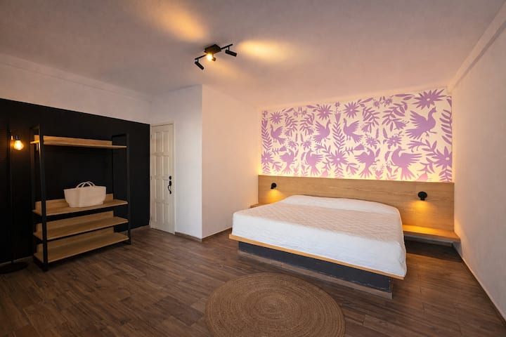 غرفة كبيرة بسرير بمقاس كينج وحمام خاص. يقع في الطابق الأول ويطل على حمام السباحة.