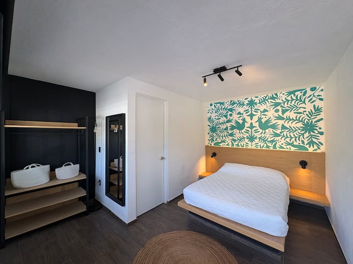 غرفة بسرير مزدوج وحمام خاص.