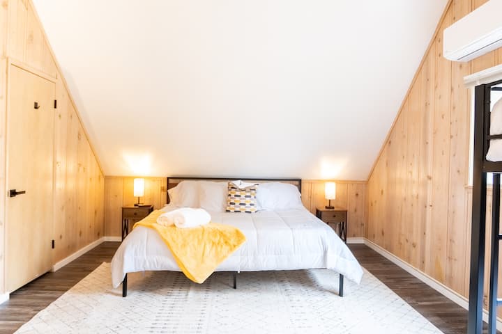 「Jacks Room」可供6人入住，配有5张床，让您舒适入睡。（楼上） 