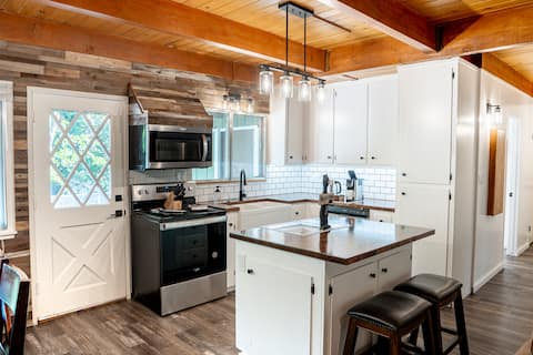 Fully renovated Cabin, fenced backyard, pets ok