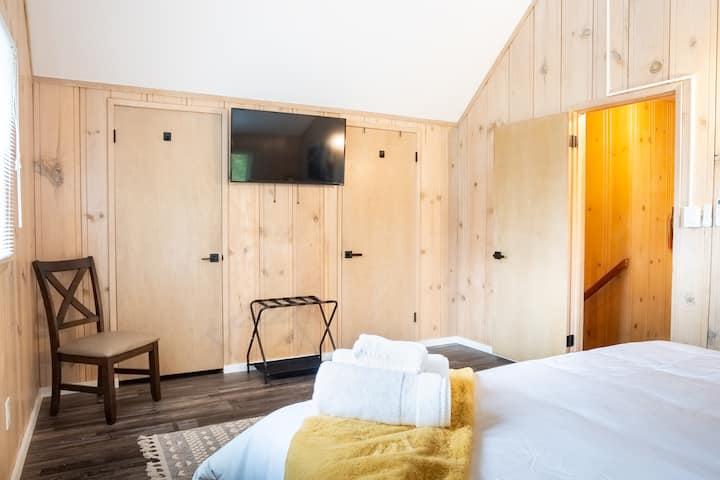 加大双人床房-楼上的主卧室拥有美丽的景观、加大双人床、毛绒床上用品和宽敞的衣柜空间。 供娱乐的智能电视。 我们还在加大双人床房内提供工作空间。 