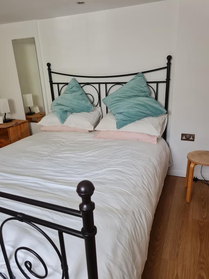 Chumba cha watu wawili chenye nafasi kubwa chenye kitanda kizuri cha ukubwa wa kifalme; mashuka safi ya kitanda cha pamba.