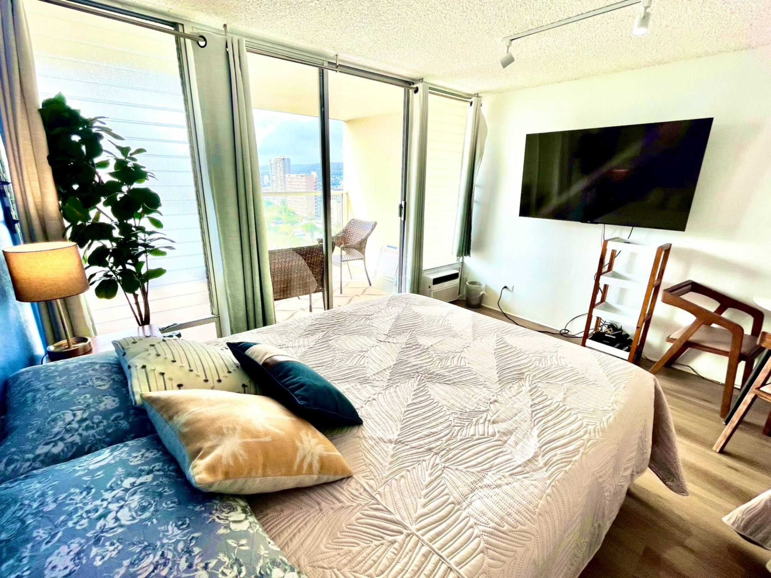 #26FL Private Studio w/Balcony in Central Waikiki! - Image 36