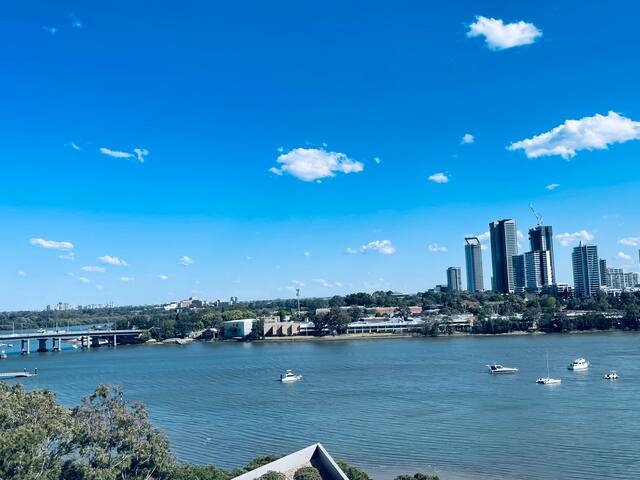 Astonishing waterview condo with Pool, Parking