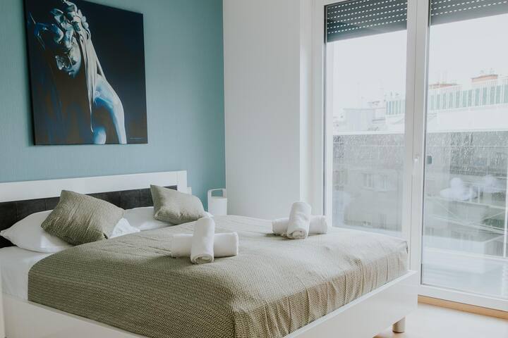 Design Apartment -Skyline Views gallery image 5