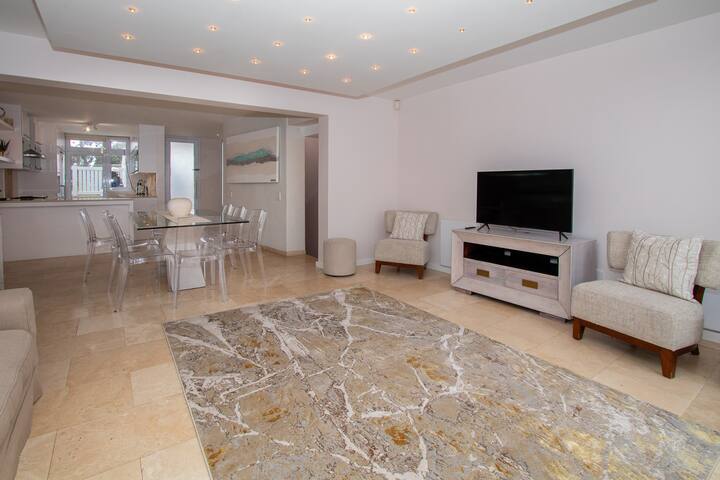 Spectacular Avenues Fresnaye gallery image 2