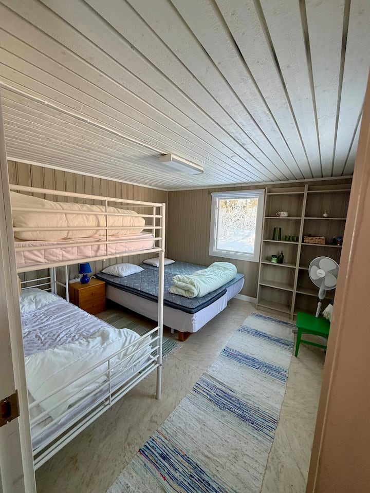 Dhomë gjumi në shtëpinë e miqve. 