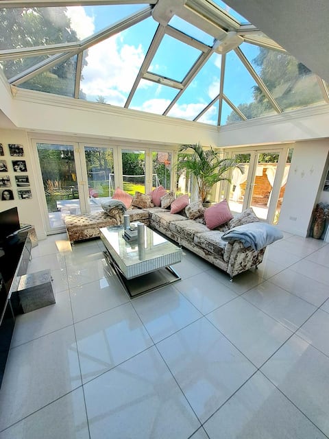 Serendipity - Luxury 5 bedroom Surrey family home