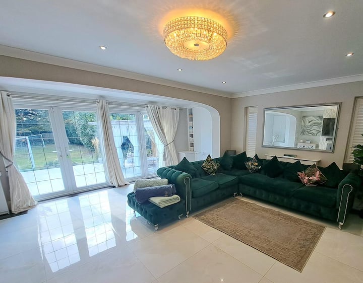 Serendipity - Luxury 5 Bedroom Surrey Family Home - Farnham