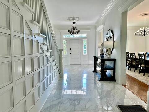 HistoricLuxury Manor on 17 Acres, KING bed