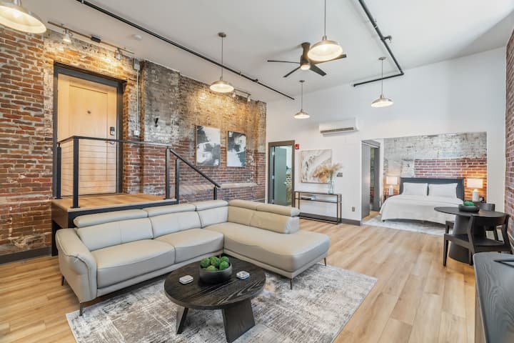 White Lily Luxe Loft - Knoxville, TN