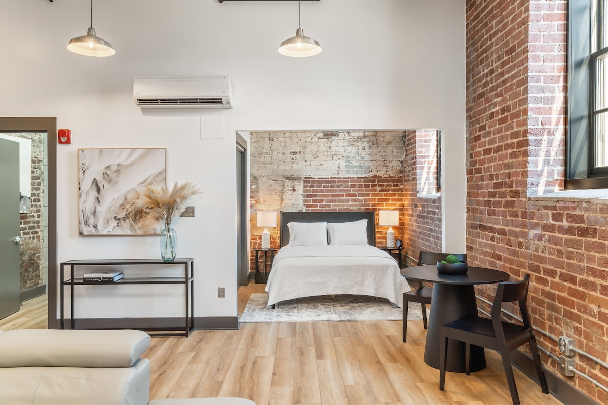 White Lily Luxe Loft - Apartments for Rent in Knoxville, Tennessee, United  States - Airbnb