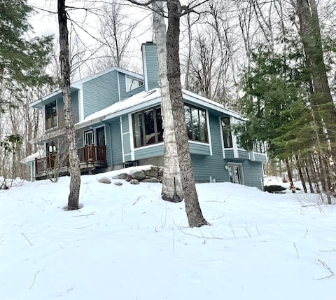 Perfect ski getaway Mountain retreat, sleeps 11;EV