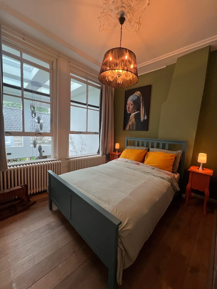 Habitación con terraza. 
Junto al patio con cocina abierta de los anfitriones. 