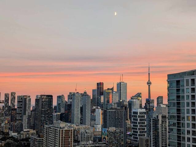 Penthouse * Rare * Stunning Views * 2500 sq ft gallery image 4