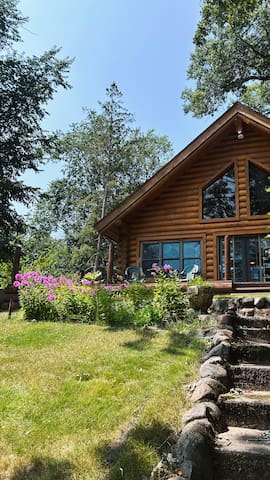 Lakeside Log Cabin – Fishing, Swimming, Hunting