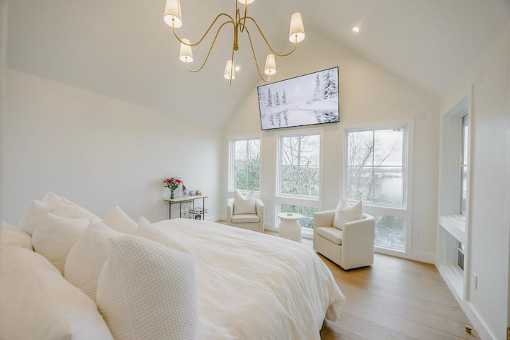 King Master Bedroom, private with doors, 75inch TV with SONOs system, with seating with lake views + pottery barn chandelier & marble PB Bar Cart