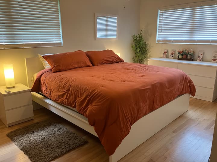 Amplia cama tamaño king en el dormitorio principal
