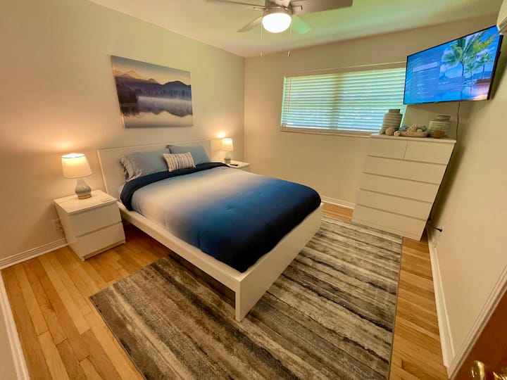Vista del dormitorio desde la puerta. Las lámparas tienen un puerto USB.