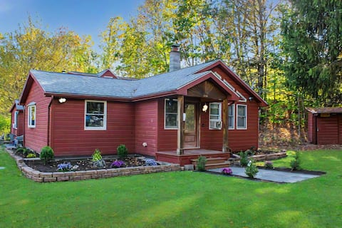 Stylish Mountain Cabin Close To Jiminy Peak