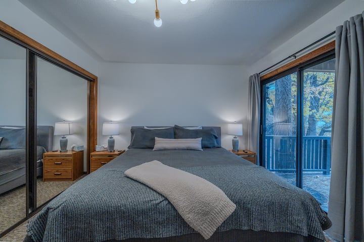 تتميز الغرفة الرئيسية الثانية بسرير بمقاس كينج كاليفورنيا. 