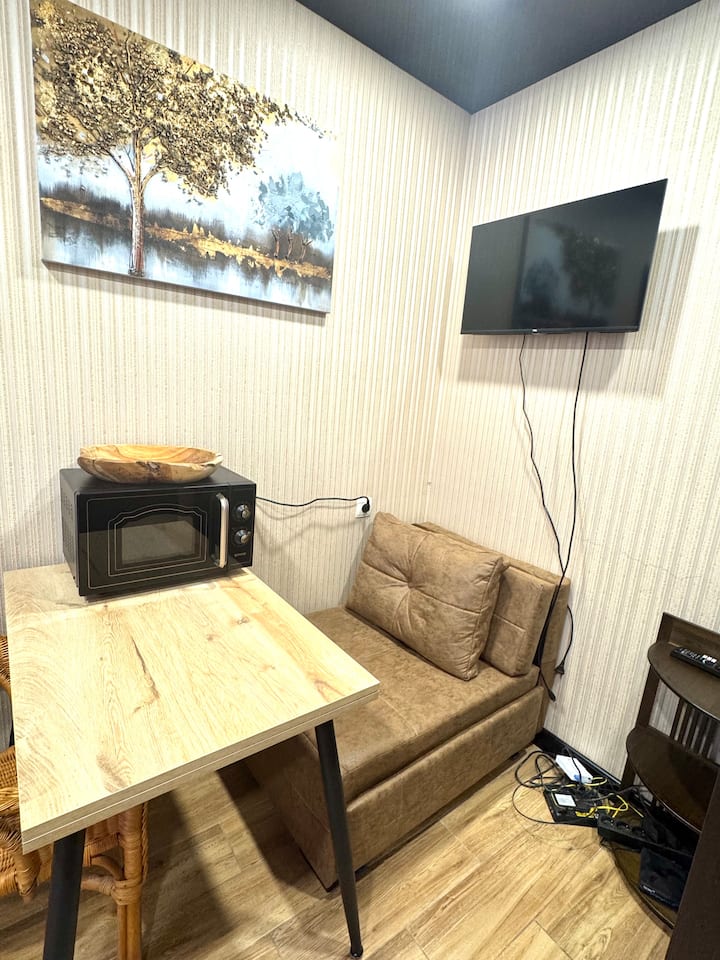 Internet haute vitesse, YouTube, un coffre-fort et un divan-lit qui se transforme en lit simple.