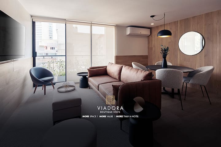 Condesa Hip Balcony Ste 2br/2ba pool & gym 4 pax