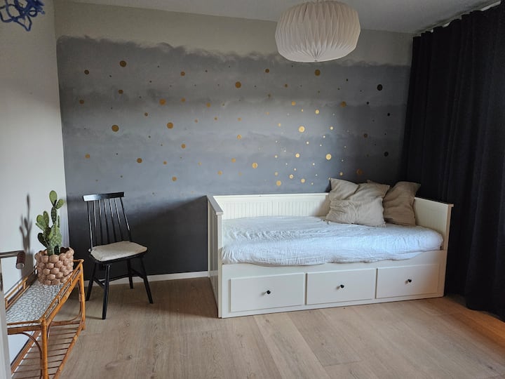 Kitanda cha mchana ambacho kinaweza kutengenezwa hadi sentimita 160 na magodoro ya povu na vifuniko vya godoro.