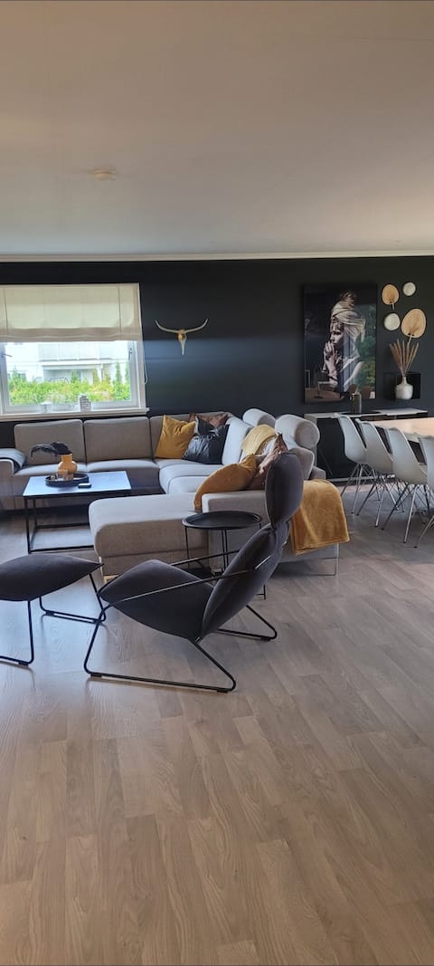 Large detached house, 10-14 beds