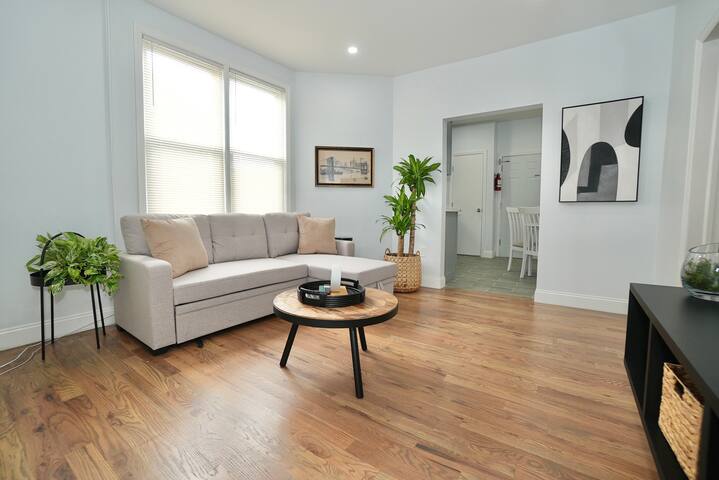 6 Bedrms/2 bath near EWR/NYC/American Dream/ NJPAC gallery image 2