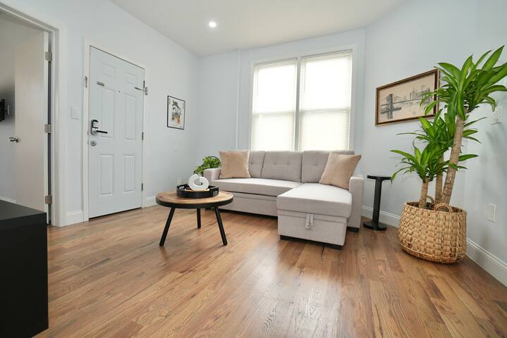 6 Bedrms/2 bath near EWR/NYC/American Dream/ NJPAC gallery image 3