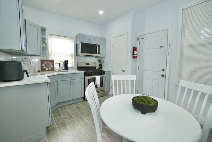 6 Bedrms/2 bath near EWR/NYC/American Dream/ NJPAC gallery image 5