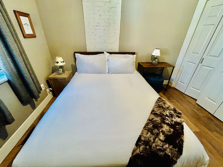 Საძინებელი, მათ შორის, დიზაინერული ლეიბი Queen, კომფორტული თეთრეული, ღამის სადგამები, ლამპები, ჭერის ვენტილატორი, სამუშაო მაგიდა და ტევადი კარადა.